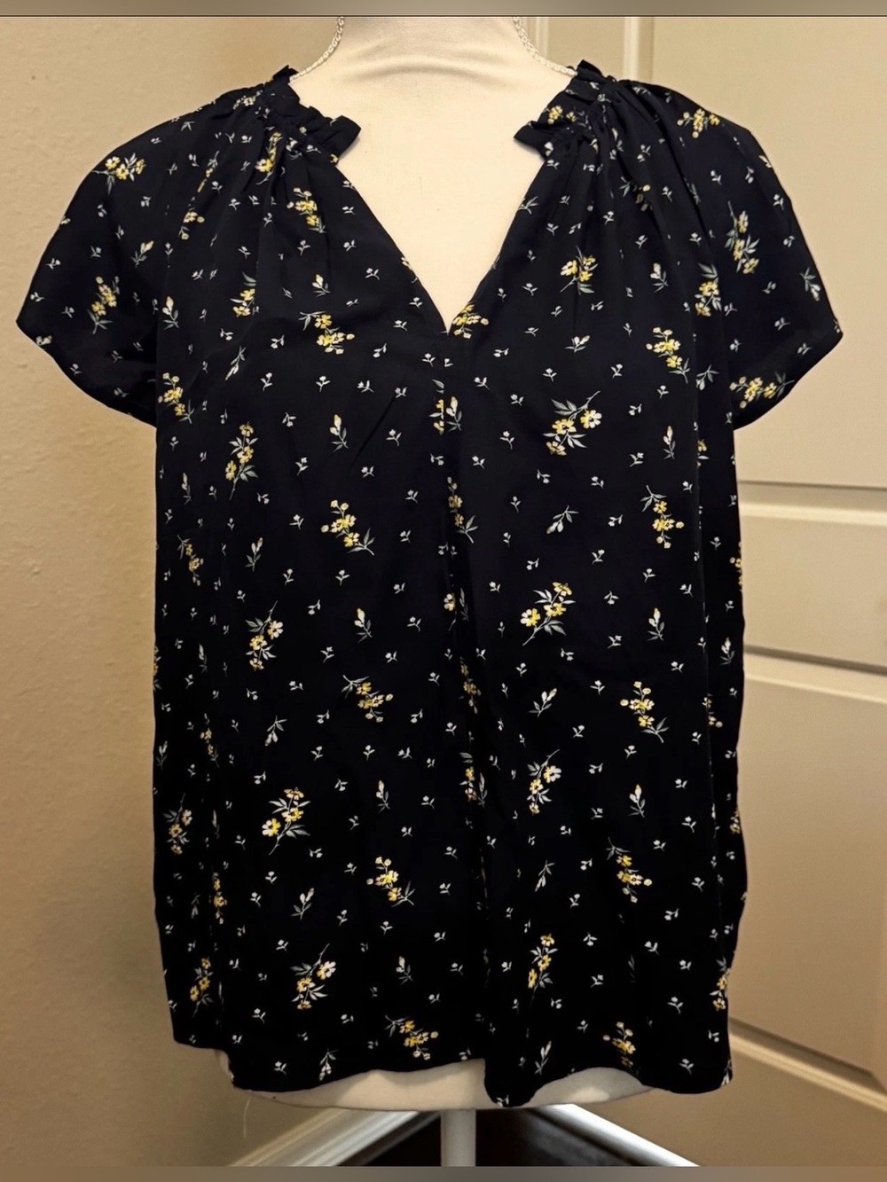 Gap Women's Navy Short Sleeve T-Shirt V-Neck Floral Print Size S